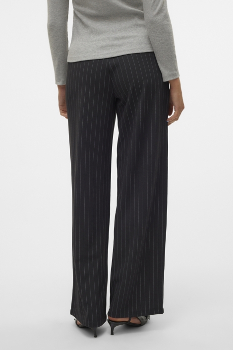 Vero Moda zwarte dames broek | Model achteraanzicht