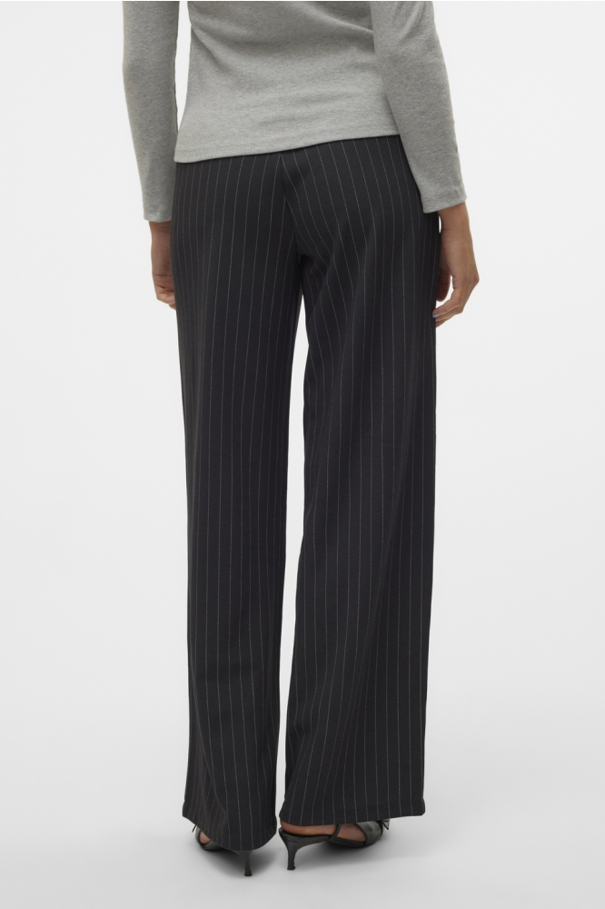 Vero Moda zwarte dames broek | Model achteraanzicht