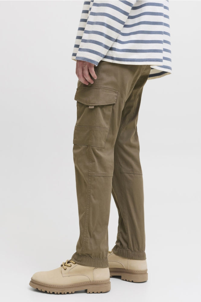 Jack & Jones camel heren broek | Model zijaanzicht