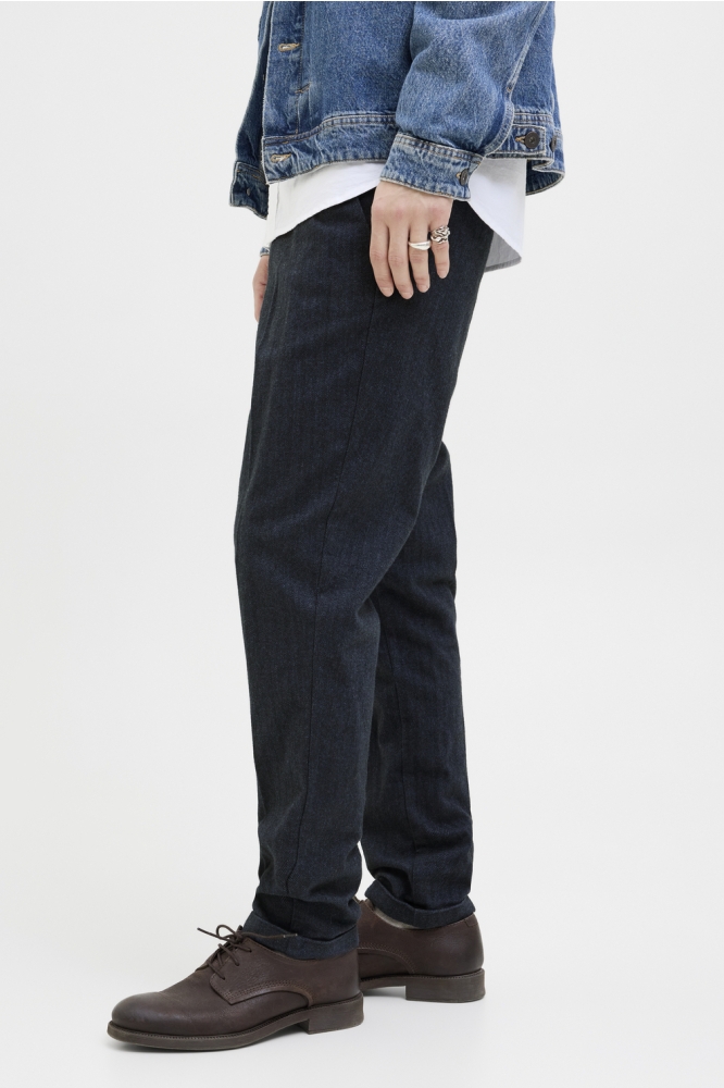 Jack & Jones blauwe heren broek | Model zijaanzicht
