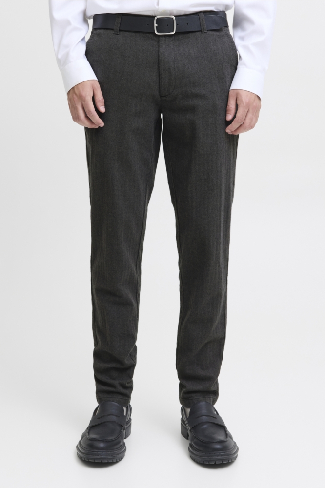 Jack & Jones grijze heren broek | Model vooraanzicht