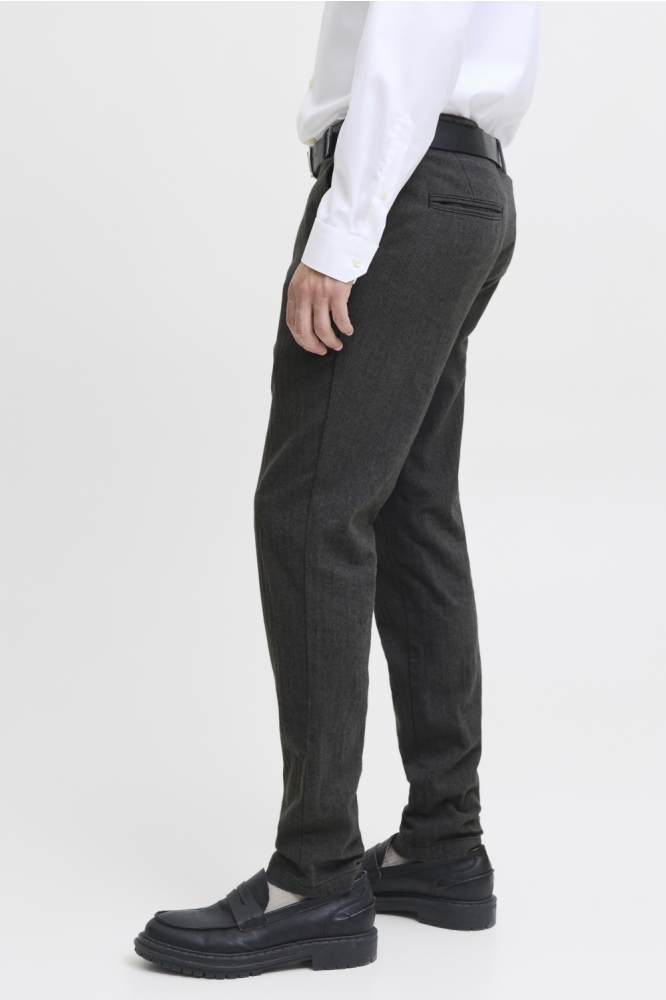 Jack & Jones grijze heren broek | Model zijaanzicht