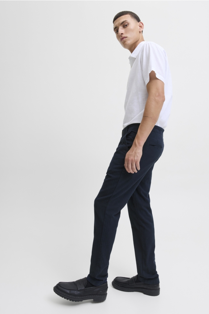 Jack & Jones blauwe heren broek | Model zijaanzicht