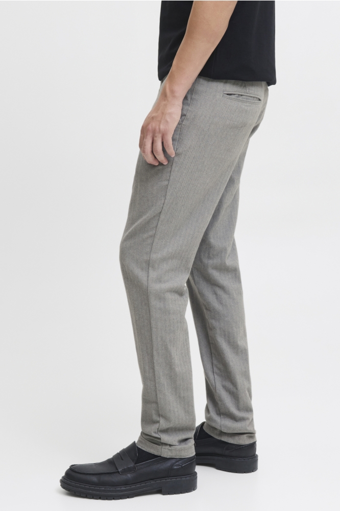 Jack & Jones grijze heren broek | Model zijaanzicht