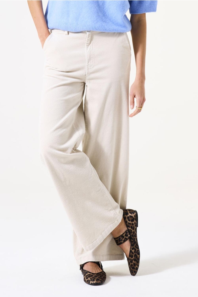 Garcia witte dames broek | Model vooraanzicht