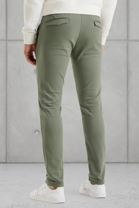 Cast Iron groene heren broek | Model achteraanzicht