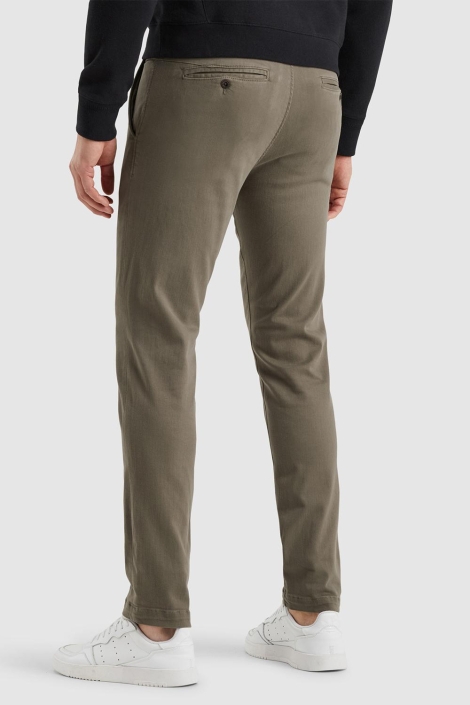 Cast Iron groene heren broek | Model achteraanzicht