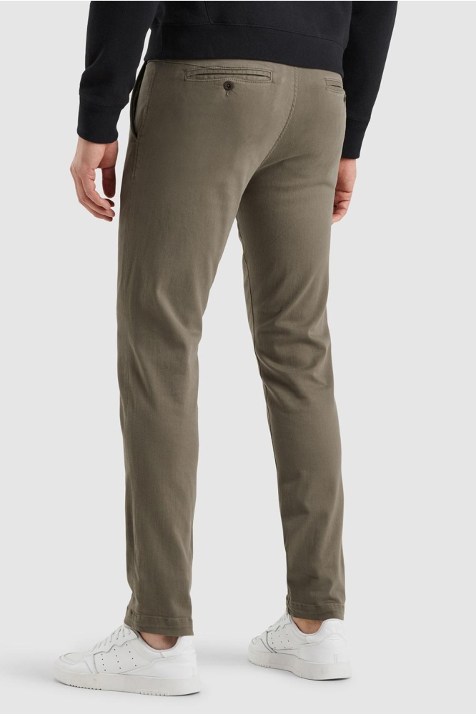 Cast Iron groene heren broek | Model achteraanzicht