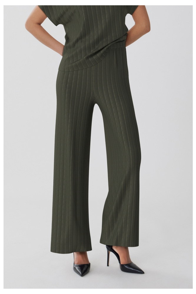 Vila groene dames broek | Model vooraanzicht