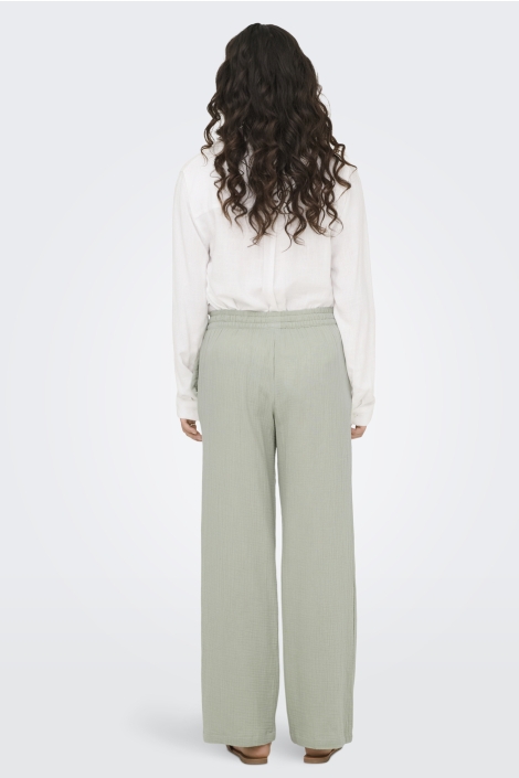 Jacqueline de Yong groene dames broek | Model achteraanzicht