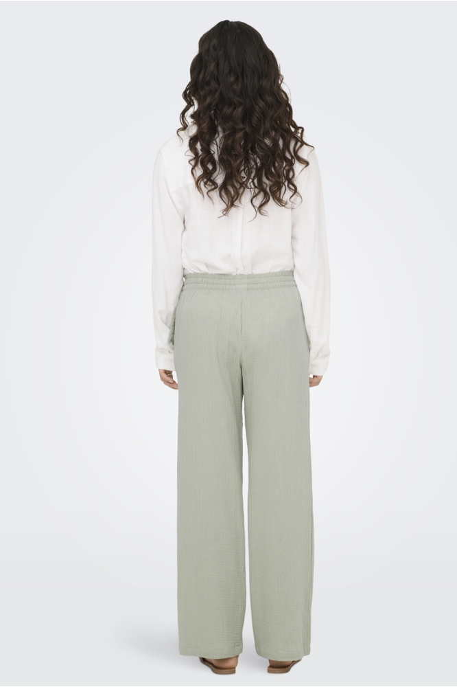 Jacqueline de Yong groene dames broek | Model achteraanzicht