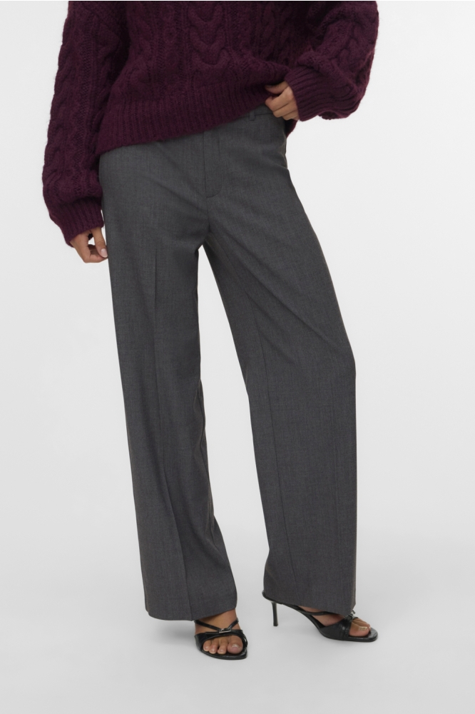 Vero Moda grijze dames broek | Model vooraanzicht