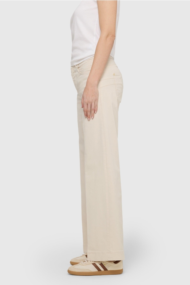 Mac ecru dames jeans | Model zijaanzicht