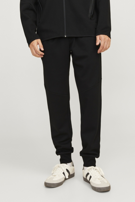 Jack & Jones zwarte heren broek | Model vooraanzicht