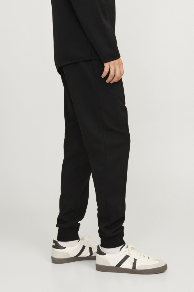Jack & Jones zwarte heren broek | Model zijaanzicht
