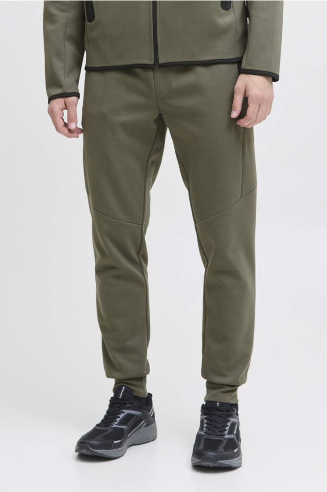 Jack & Jones groene heren broek | Model vooraanzicht