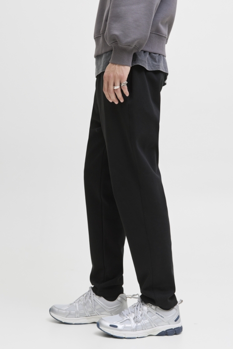 Jack & Jones zwarte heren broek | Model zijaanzicht