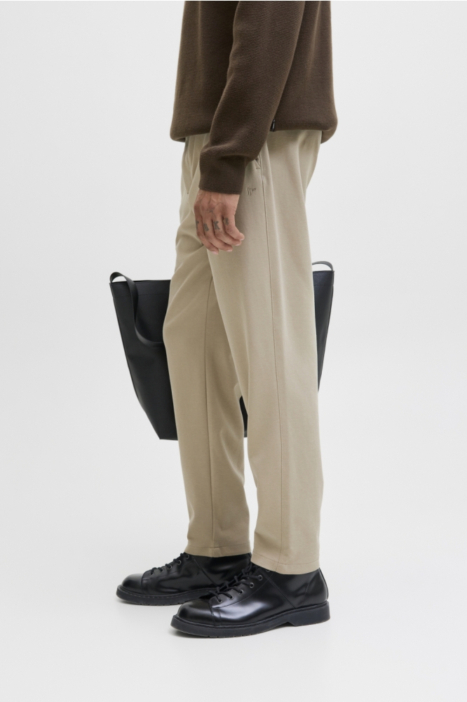 Jack & Jones beige heren broek | Model zijaanzicht