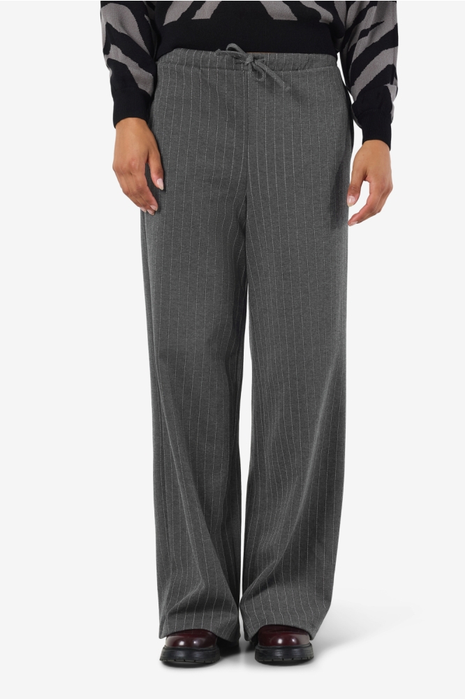 Noisy may grijze dames broek | Model vooraanzicht