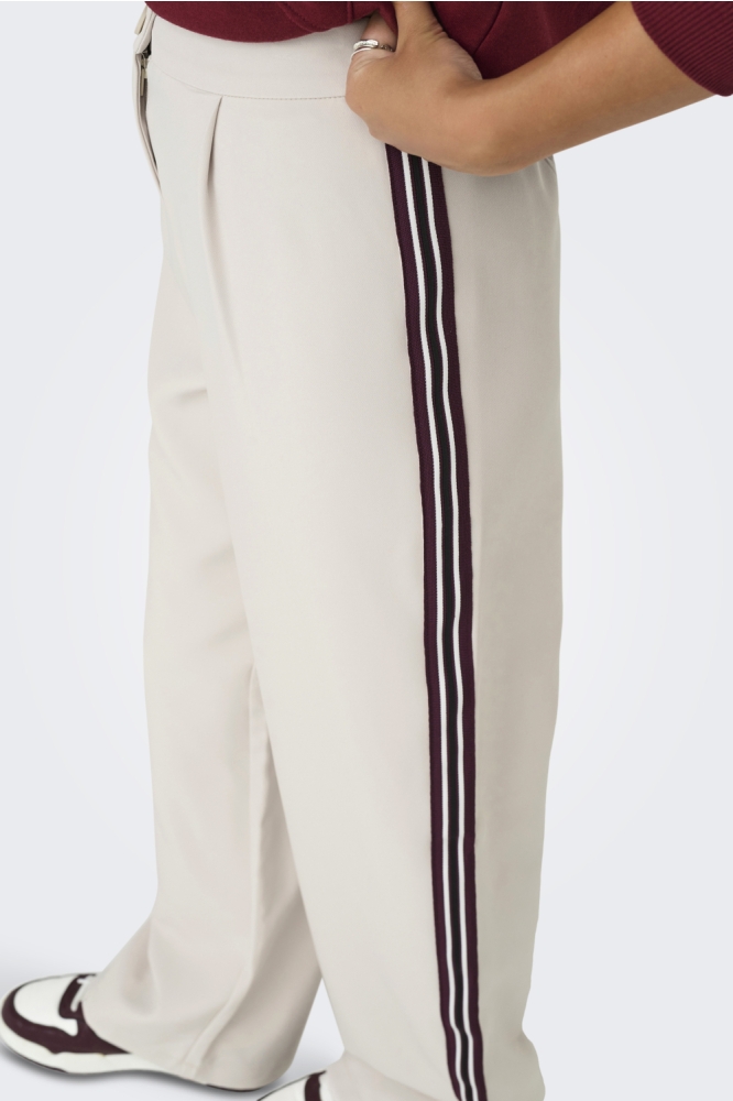 Only beige dames broek | Model zijaanzicht