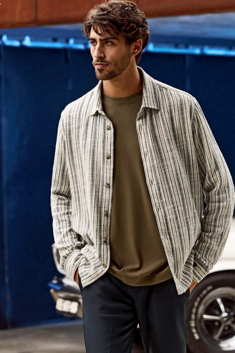 Cast Iron beige heren overhemd | Sfeerbeeld, In situatie