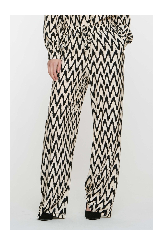 Geisha zwarte dames broek | Model vooraanzicht