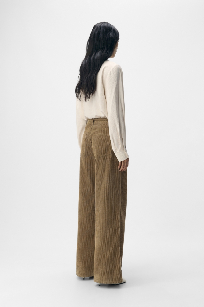 Object camel dames broek | Model achteraanzicht