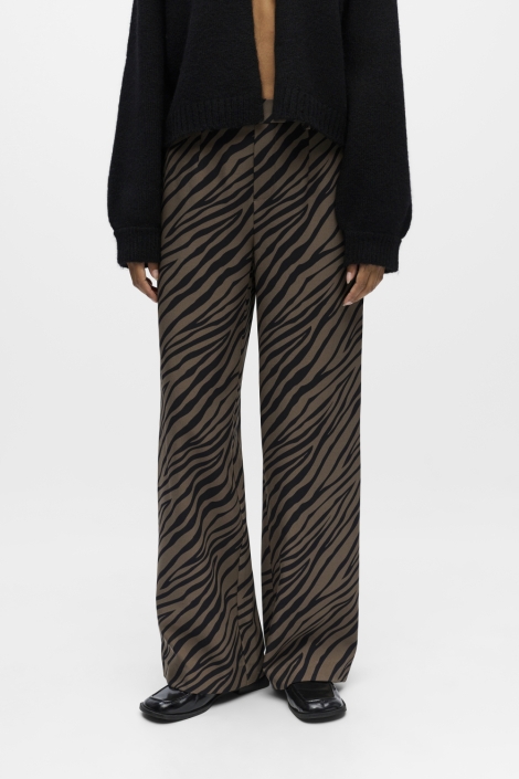 Object zwarte dames broek | Model vooraanzicht