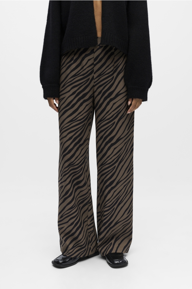 Object zwarte dames broek | Model vooraanzicht