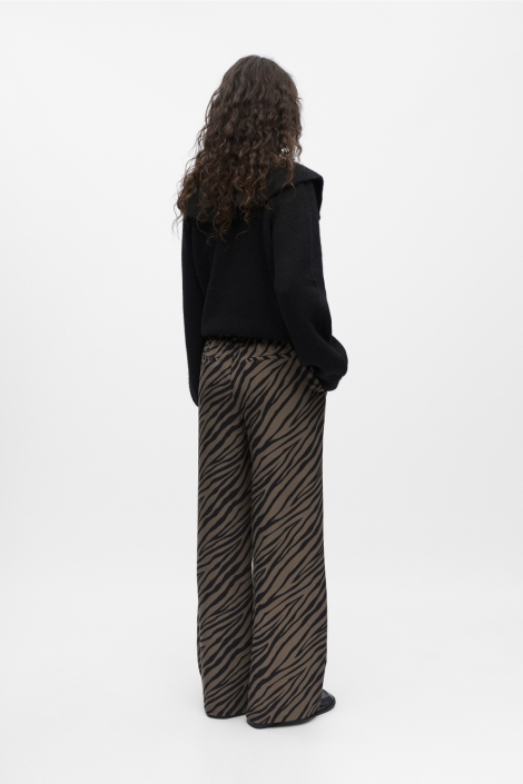 Object zwarte dames broek | Model achteraanzicht