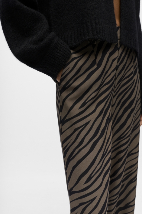 Object zwarte dames broek | Close up