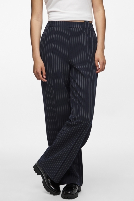 Pieces blauwe dames broek | Model vooraanzicht