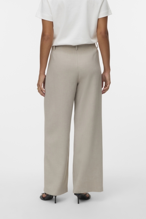 Vero Moda beige dames broek | Model achteraanzicht