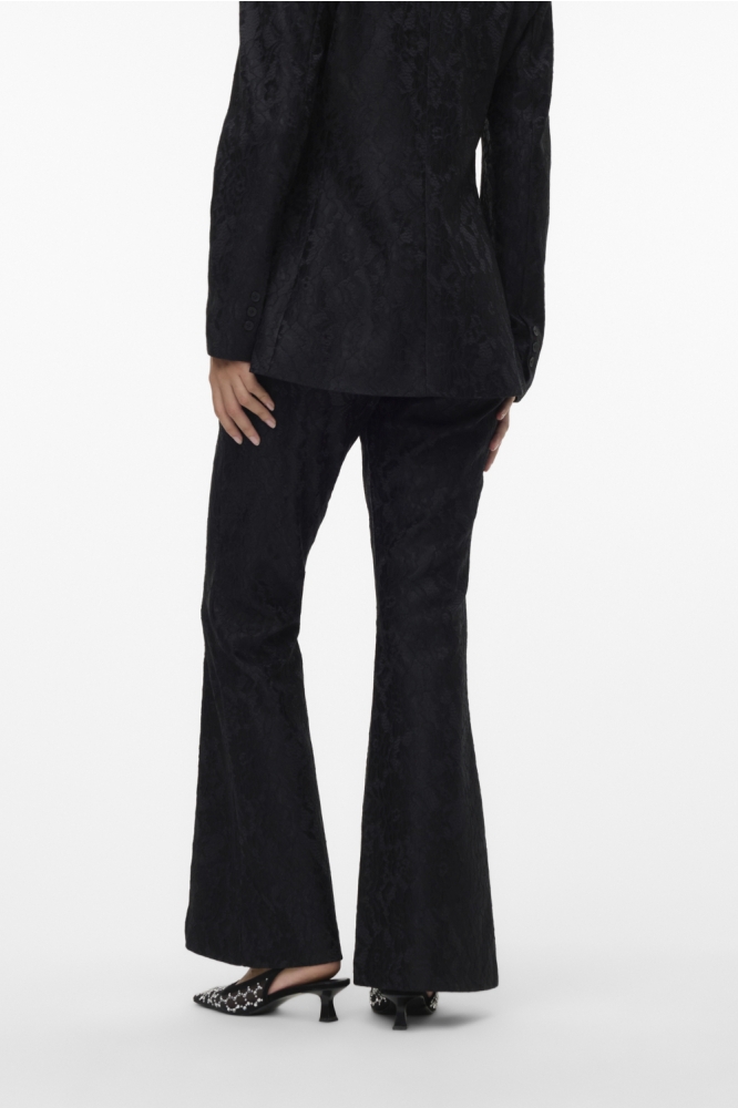 Vero Moda zwarte dames broek | Model achteraanzicht