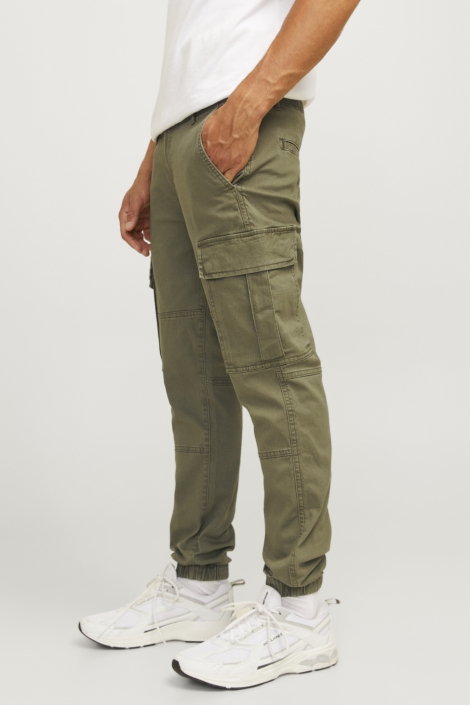 JJ Rebel groene heren broek | Model zijaanzicht