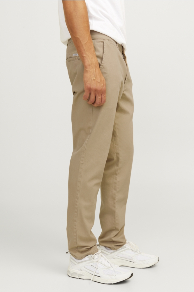 JJ Rebel beige heren broek | Model zijaanzicht
