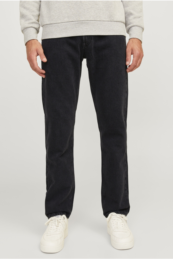 JJ Rebel zwarte heren jeans | Model vooraanzicht