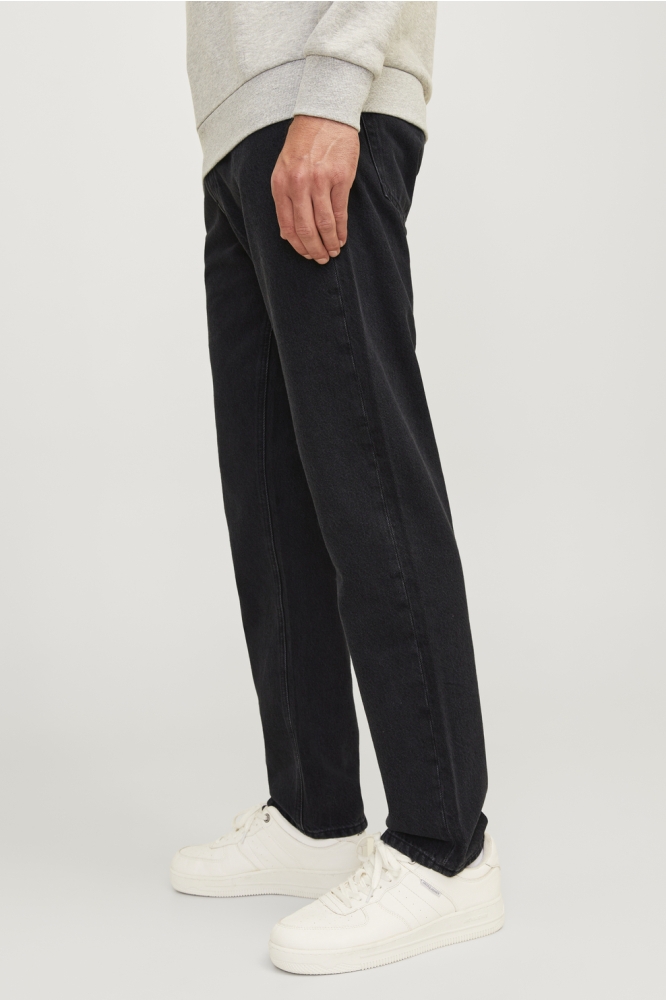 JJ Rebel zwarte heren jeans | Model zijaanzicht