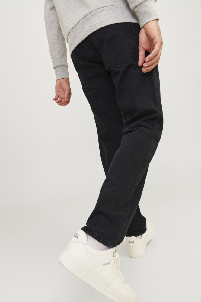 JJ Rebel zwarte heren jeans | Model achteraanzicht