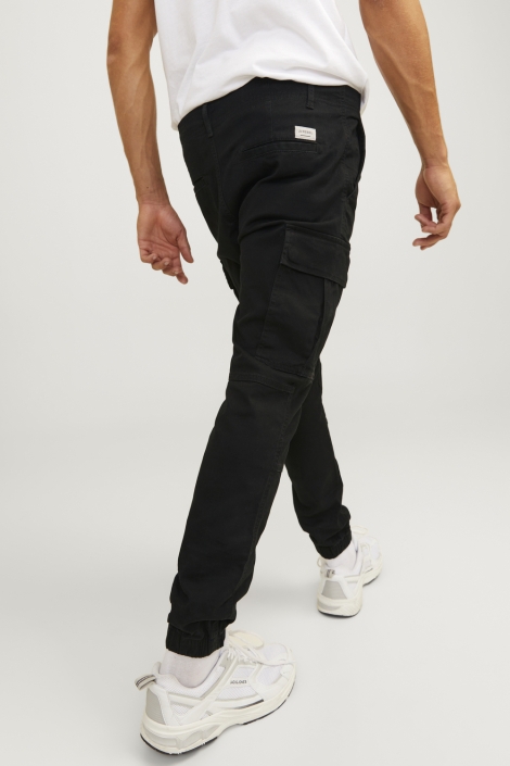 JJ Rebel zwarte heren broek | Model achteraanzicht