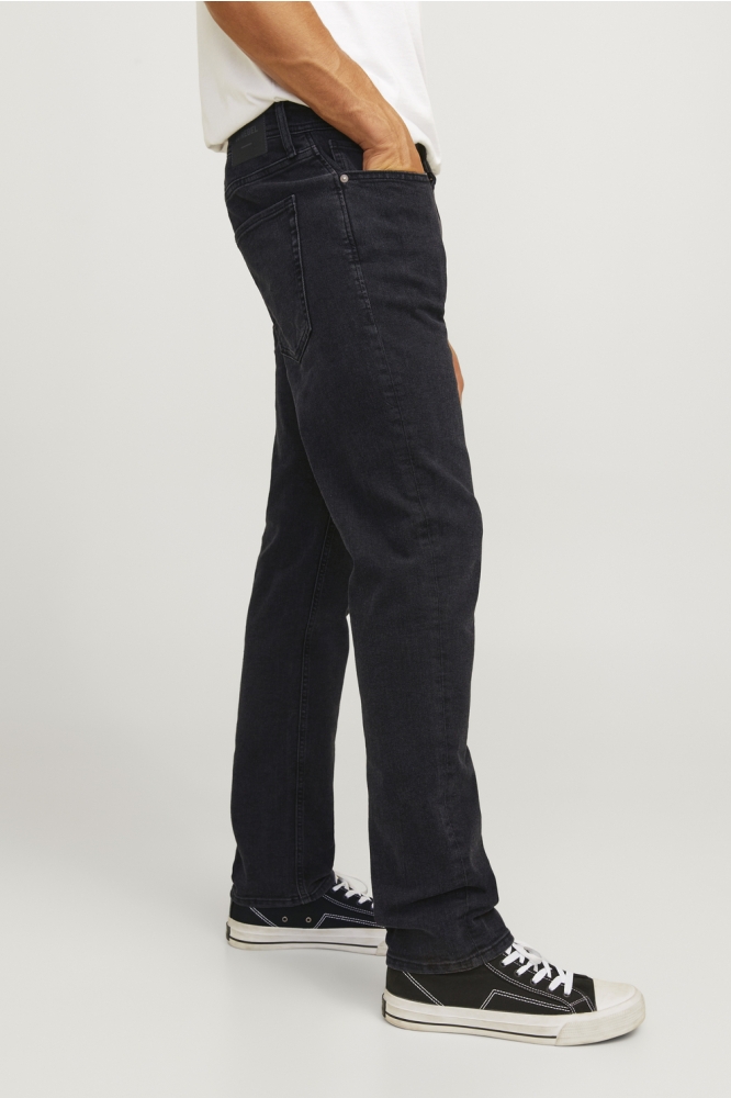 JJ Rebel zwarte heren jeans | Model zijaanzicht