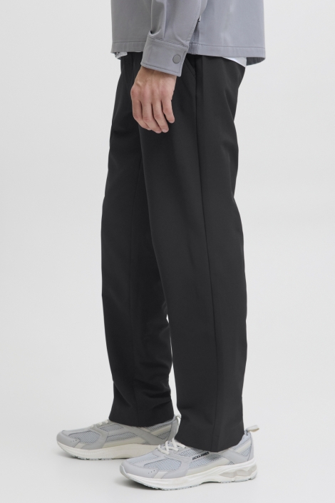 Jack & Jones zwarte heren broek | Model zijaanzicht