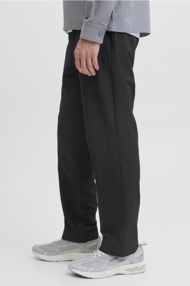 Jack & Jones zwarte heren broek | Model zijaanzicht