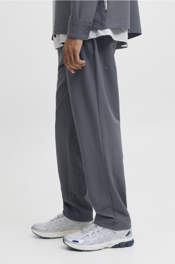 Jack & Jones grijze heren broek | Model zijaanzicht