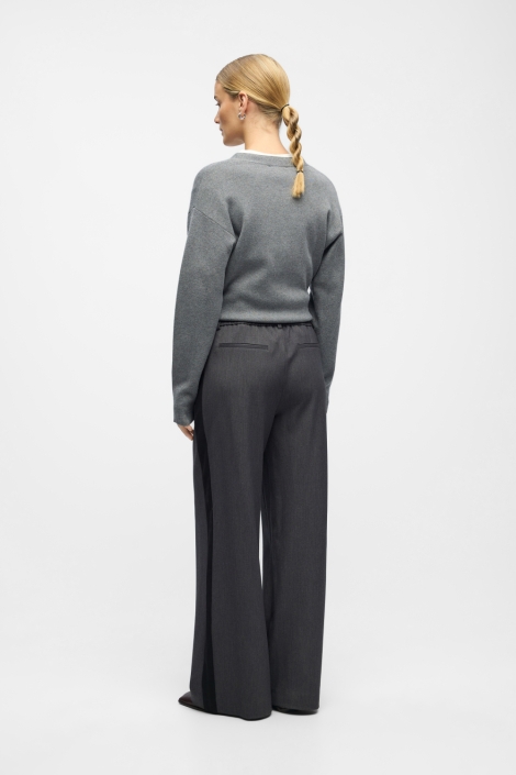 Object grijze dames broek | Model