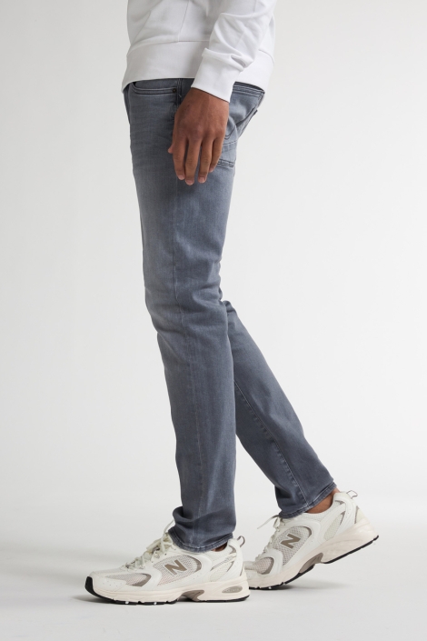 Petrol Industries grijze heren jeans | Model zijaanzicht