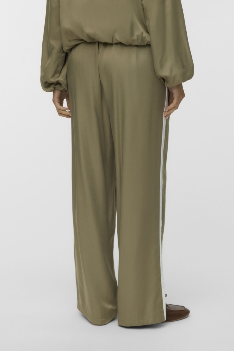 Vero Moda groene dames broek | Model achteraanzicht