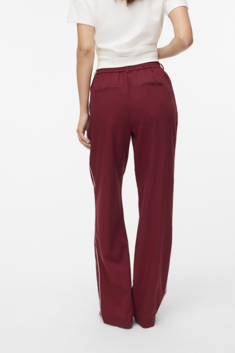 Vero Moda bordeaux dames broek | Model achteraanzicht