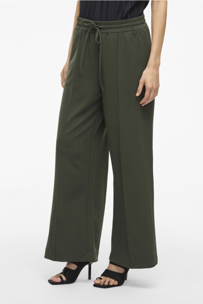 Vila groene dames broek | Model vooraanzicht