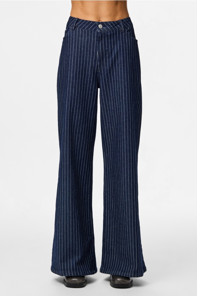 Pieces blauwe dames jeans | Model vooraanzicht